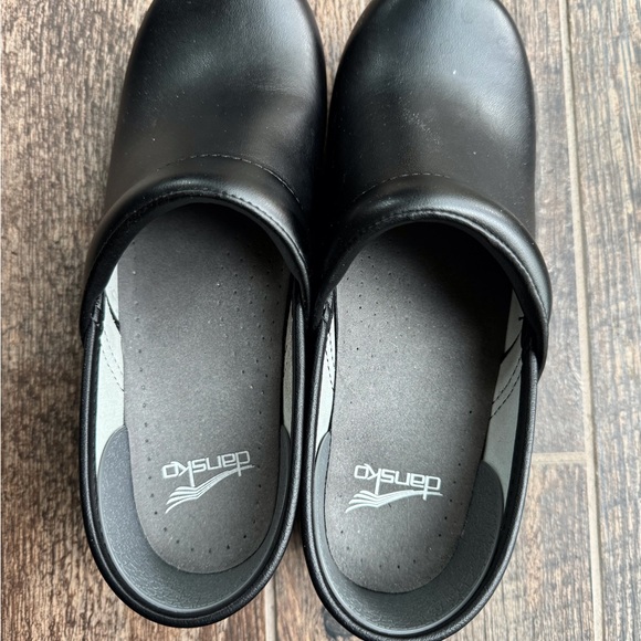 NWOT Dansko black leather clog/shoes. Size 37 (Size 7) - Picture 3 of 4